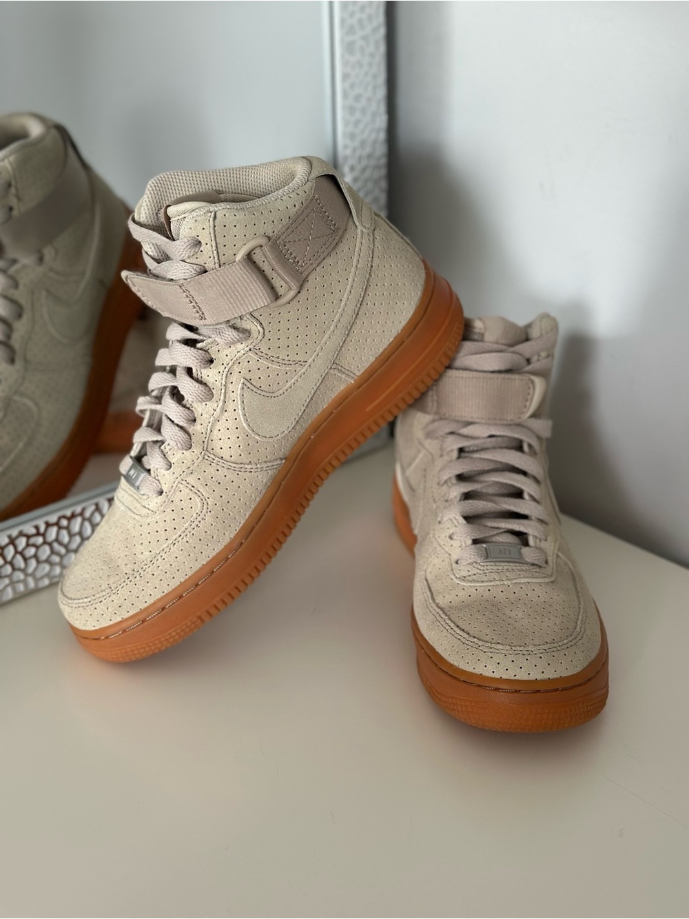 Nike High-Top Women’s Sneakers in Beige with Gum Outsole Sz 7